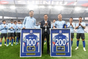 本轮中超申花主场迎战玉昆，吴曦、蒋圣龙赛前获颁里程碑球衣