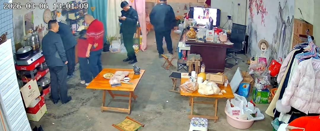 开云下载-没出正月就理发，舅舅暴怒狠踹6岁外甥，妈妈给舅舅赔罪发红包！